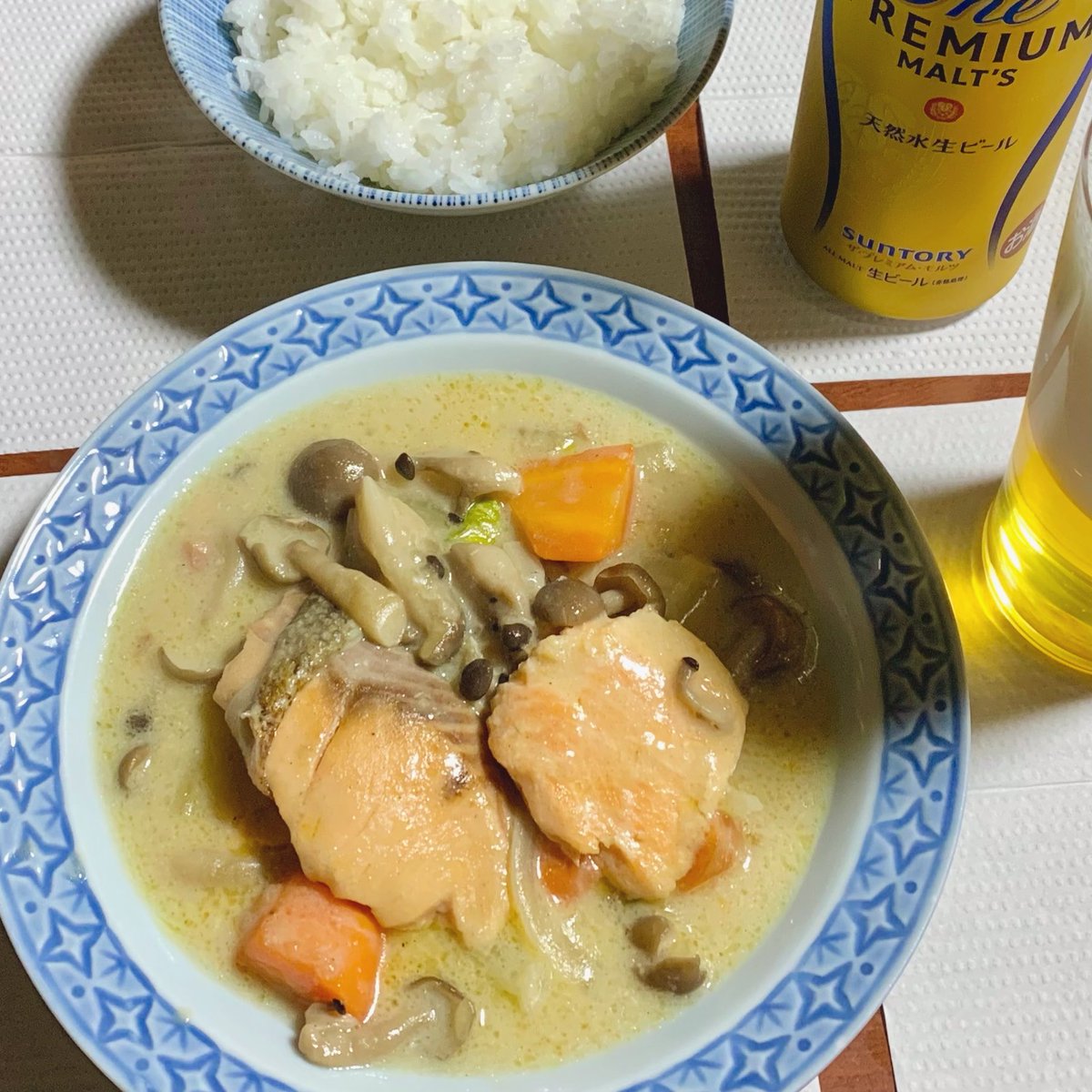 spling_se7874's tweet photo. いいんです 生魚の取り扱いが苦手な人はボイルやレンチンのヤツでもいいんです 時短になりますから　"鮭と野菜のチャウダー"  鮭(ボイル加熱用)　にんじん　玉ねぎ　セロリ　しめじ　ベーコン　そしてプレモル　#おうちごはん　#料理日記　#自炊記録　#乾杯メニュー　#晩酌メニュー https://t.co/hPjzBEXXEt