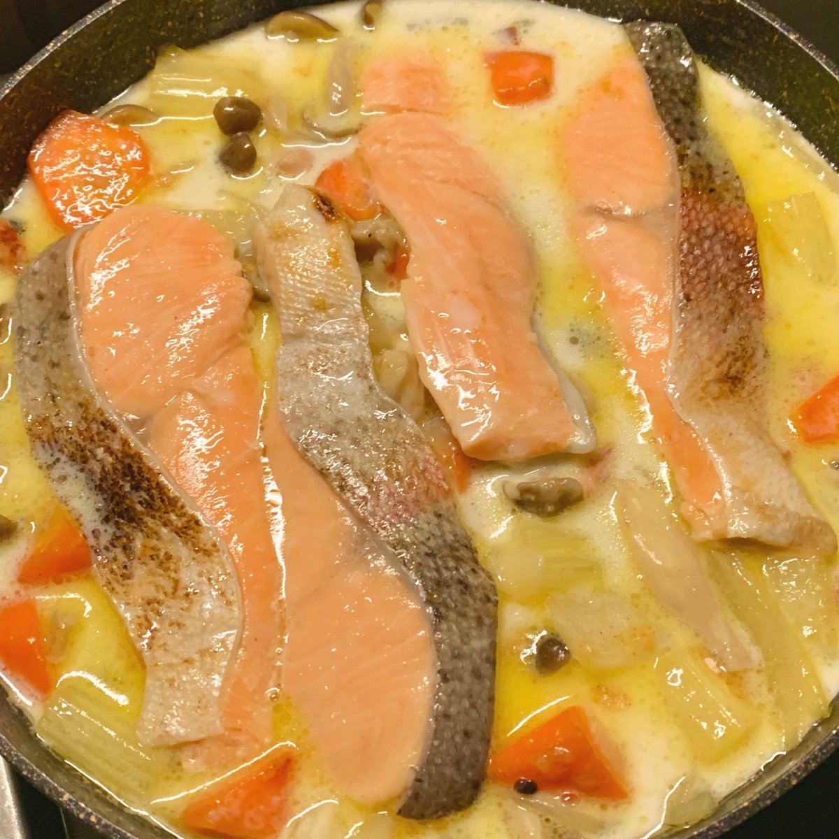 spling_se7874's tweet photo. いいんです 生魚の取り扱いが苦手な人はボイルやレンチンのヤツでもいいんです 時短になりますから　"鮭と野菜のチャウダー"  鮭(ボイル加熱用)　にんじん　玉ねぎ　セロリ　しめじ　ベーコン　そしてプレモル　#おうちごはん　#料理日記　#自炊記録　#乾杯メニュー　#晩酌メニュー https://t.co/hPjzBEXXEt
