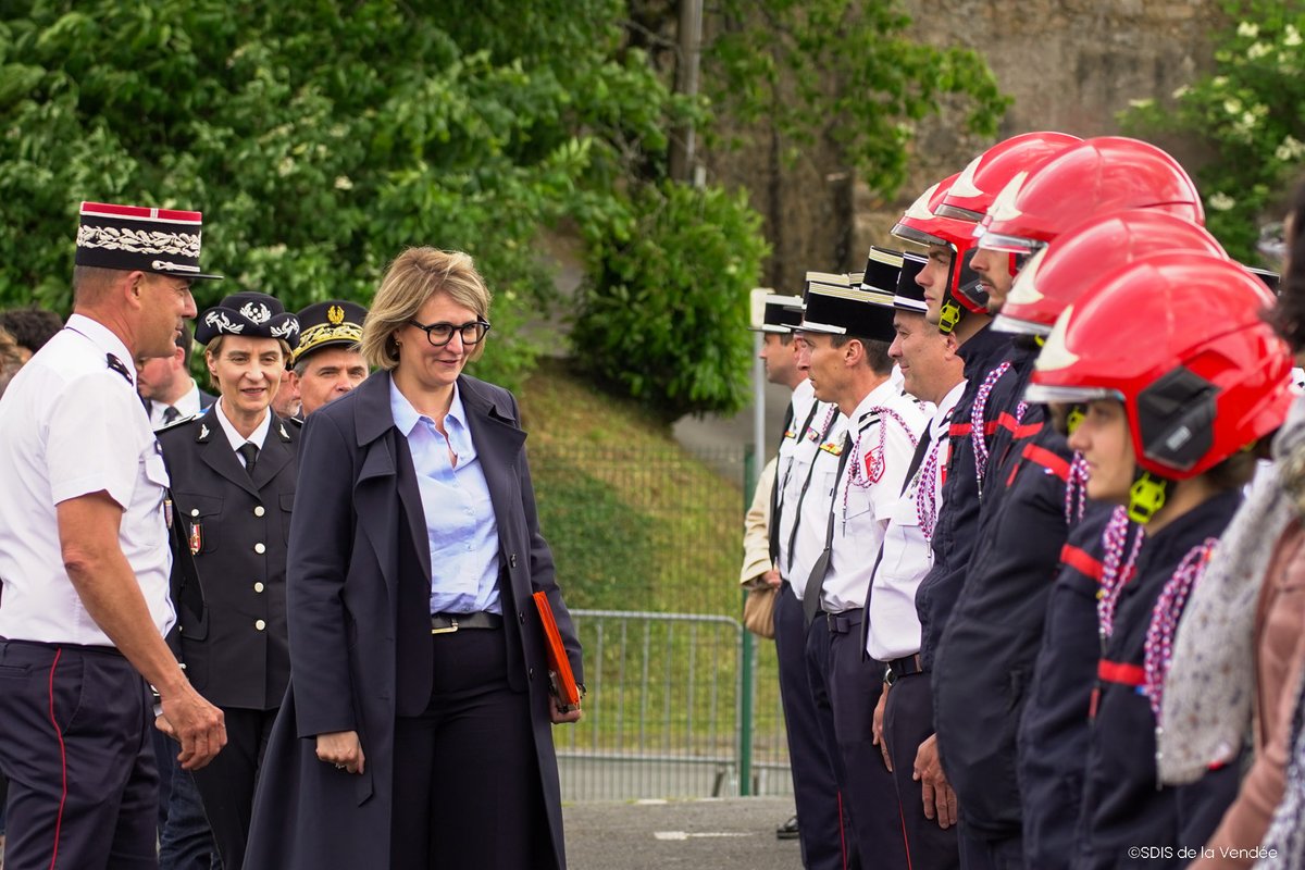 SecCivileFrance's tweet photo. #Volontariat et #Citoyenneté | Les sapeurs-pompiers volontaires, les jeunes sapeurs-pompiers, et cadets de la Sécurité civile mis à l’honneur pour leur engagement avec le @SDIS85 👩‍🚒🚒

Anne Badonnel, directrice générale adjointe de la Sécurité civile et de la gestion des crises, était avec @MariePierreV, ministre déléguée, chargée de la Citoyenneté, pour promouvoir les conventions de disponibilités entre les employeurs privés/publics et le SDIS 85 pour favoriser l’engagement volontaire.

🎓Remise des diplômes aux cadets de la Sécurité civile, manœuvres, secourisme et lutte contre les incendies, les volontaires ont mis à l’honneur leur savoir-faire🤝

Pour tout savoir sur l’engagement volontaire👇
https://t.co/wOAzFLagQG