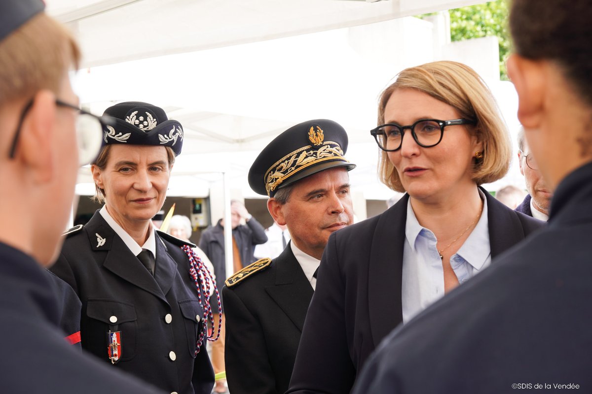 SecCivileFrance's tweet photo. #Volontariat et #Citoyenneté | Les sapeurs-pompiers volontaires, les jeunes sapeurs-pompiers, et cadets de la Sécurité civile mis à l’honneur pour leur engagement avec le @SDIS85 👩‍🚒🚒

Anne Badonnel, directrice générale adjointe de la Sécurité civile et de la gestion des crises, était avec @MariePierreV, ministre déléguée, chargée de la Citoyenneté, pour promouvoir les conventions de disponibilités entre les employeurs privés/publics et le SDIS 85 pour favoriser l’engagement volontaire.

🎓Remise des diplômes aux cadets de la Sécurité civile, manœuvres, secourisme et lutte contre les incendies, les volontaires ont mis à l’honneur leur savoir-faire🤝

Pour tout savoir sur l’engagement volontaire👇
https://t.co/wOAzFLagQG