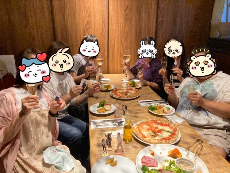 Viola_grayi's tweet photo. 観劇後は、タツズの皆様とディナー✨️
ひたすらアクスタを並べたり、プレゼント交換したりと楽しかったです🎁
ありがとうございました🥰

𖤐ゆんさん(@xeQJ5xp62W80IwR)
𖤐たつさん(@zuwaigani163)
𖤐チョコミントさん(@3W7YaXUCQP52793)
𖤐せきぴさん(@asarimikan1515)
𖤐みーちゃさん(@uhuhu_8208) https://t.co/OEYp05dX3E