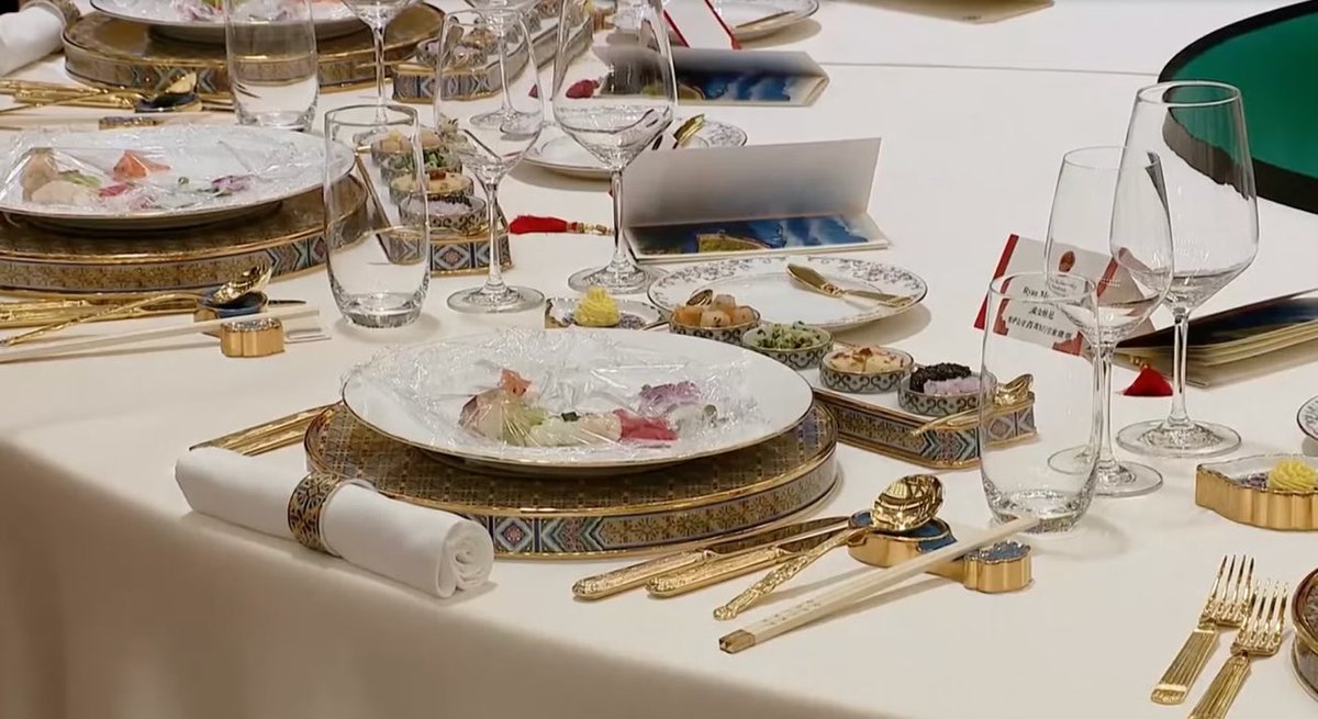 AlertaNews24's tweet photo. 🇺🇸🇨🇳 | El menú del almuerzo de trabajo Trump-Xi se ha publicado:

Albóndigas de langosta, pollo kung pao, filete de ternera relleno de colmenillas, ternera estofada en pan, dumplings al vapor, verduras brasieadas, brotes de bambú.

Y para Donald Trump: brownies de chocolate, fruta y helado.