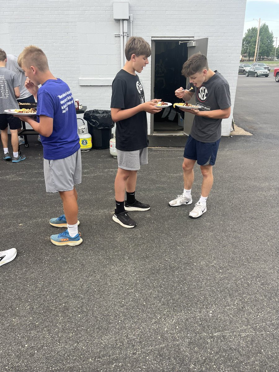 PCHS_Hoops's tweet photo. The last day of morning weights called for a big breakfast whipped up by @Coach_Laur! #PWP https://t.co/97xWtQeT8I