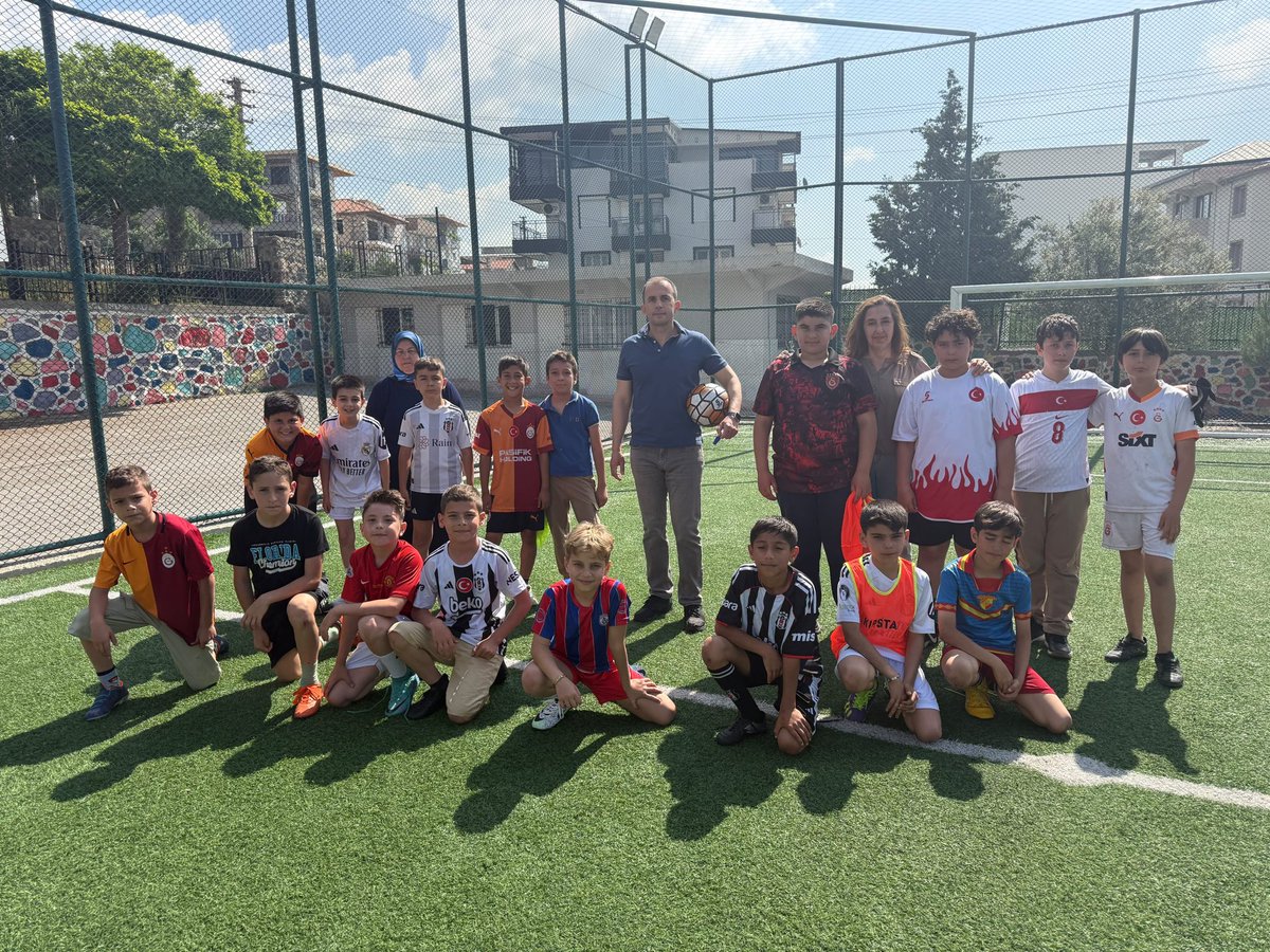 IhsaneTuna's tweet photo. Okulumuzda,3. sınıflar arasında düzenlenen futbol turnuvasında 3/E sınıfı öğrencileri, 4. sınıflar arasında düzenlenen futbol turnuvasında 4/D sınıfı öğrencileri 1. olmuştur.
Turnuvada centilmence mücadele eden öğrencilerimizi kutlar, teşekkür ederiz. 🥅 ⚽️ 🥇 https://t.co/nRfHeprz07