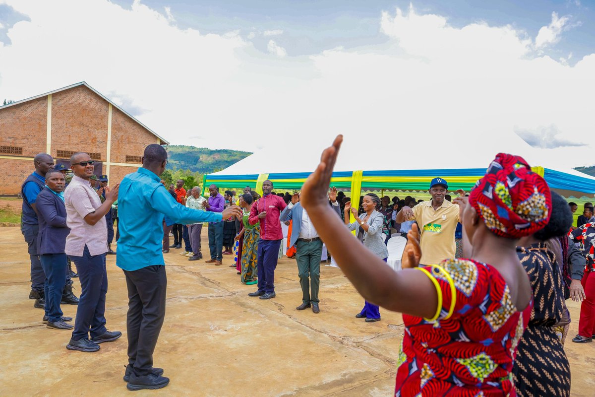 RwandaLocalGov's tweet photo. Guhera kuri uyu wa Gatanu, Minisitiri @Dominiquehab ari mu ruzinduko rw'iminsi ibiri mu Ntara y'Iburasirazuba. Uruzinduko rwahereye muri @KireheDistrict aho yasuye imishinga itandukanye y'iterambere aganira n'abaturage ahereye ku banyamuryango ba koperative COOPRIKI-Cyunuzi ihinga umuceri.

Iyi koperative igizwe n’abanyamuryango 3458, igahinga ku buso bwa hegitari 490. Minisitiri Habimana yabashimiye iterambere bamaze kugeraho, abasaba gukomereza aho cyane cyane bongera umusaruro no kugabanya ingano y’umusaruro wangirika, bitabira gukoresha imashini zigezweho n’ikoranabuhanga.