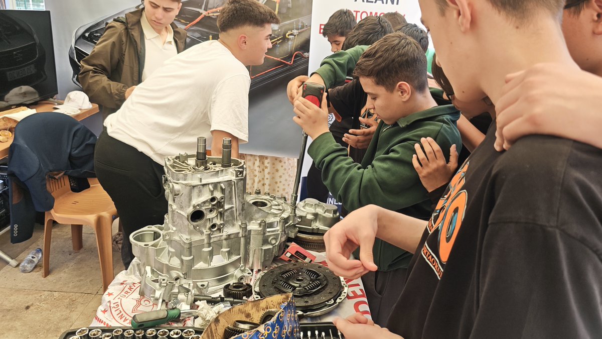denizlimem's tweet photo. Geleceğin Araçları, Marifetli Ellerde Şekilleniyor! 🏎️🔧

🛠️ Gençlerimiz, motorun sesinden arıza tespitine, şasiden yeni nesil hibrit teknolojilere kadar her detaya hakim.

Ustalıkla teknolojiyi birleştiren öğrencilerimiz, otomotiv sektörünün parlayan yıldızları olmaya hazır. Geleceğin araçları, bu gençlerin ellerinde yükselecek! 🚀💨

#MaarifinKalbindeMarifetliGençlik #GelecekMeslekiEğitimde #benheryerdevarım #MeslekiEğitimŞenliği #ÜretenGençlik #MeslekLisesiMemleketMeselesi #TürkiyeYüzyılı #MaarifModeli
@emre_caliskan

@Yusuf__Tekin
@tcmeb
@tcmeb_mtegm