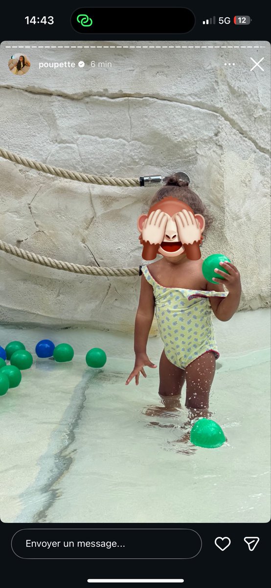 nikeaff's tweet photo. #poupettekenza mais pq elle lui met pas une couche de bain ? A tout moment elle lache un truc dans la piscine c’est pas hygiénique tout ça https://t.co/zjYRWfQ8rx