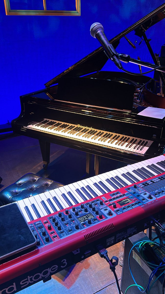 ginga0611's tweet photo. 🎸鈴木茂 OLD＆NEW
北沢タウンホール

ありがとうございました‼️

🎹ベーゼンドルファー珍しくてテン上げ。
大きな花束も頂きました💐

花瓶買わなきゃ🏺🏺 https://t.co/sricdqJOjD