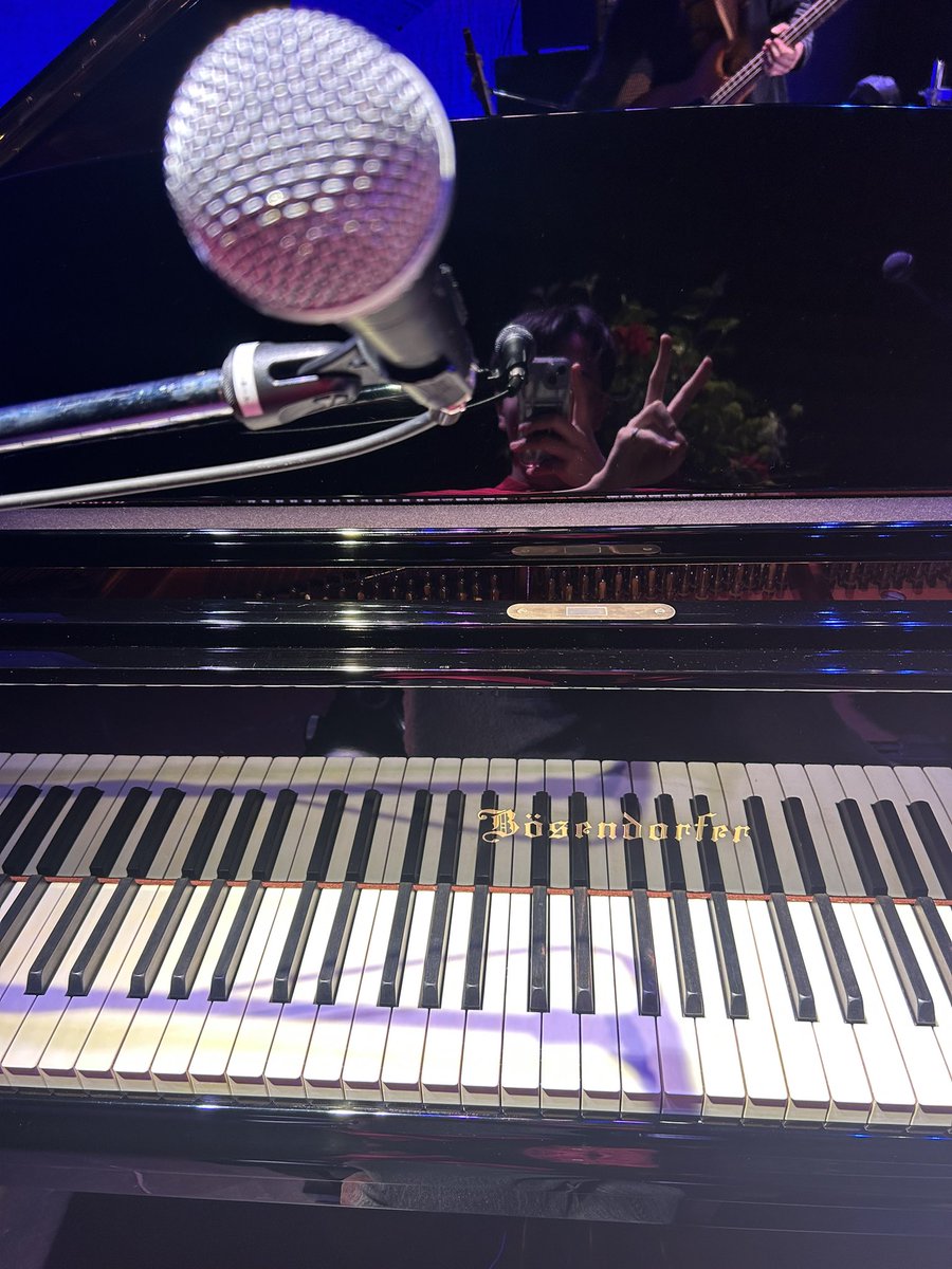 ginga0611's tweet photo. 🎸鈴木茂 OLD＆NEW
北沢タウンホール

ありがとうございました‼️

🎹ベーゼンドルファー珍しくてテン上げ。
大きな花束も頂きました💐

花瓶買わなきゃ🏺🏺 https://t.co/sricdqJOjD