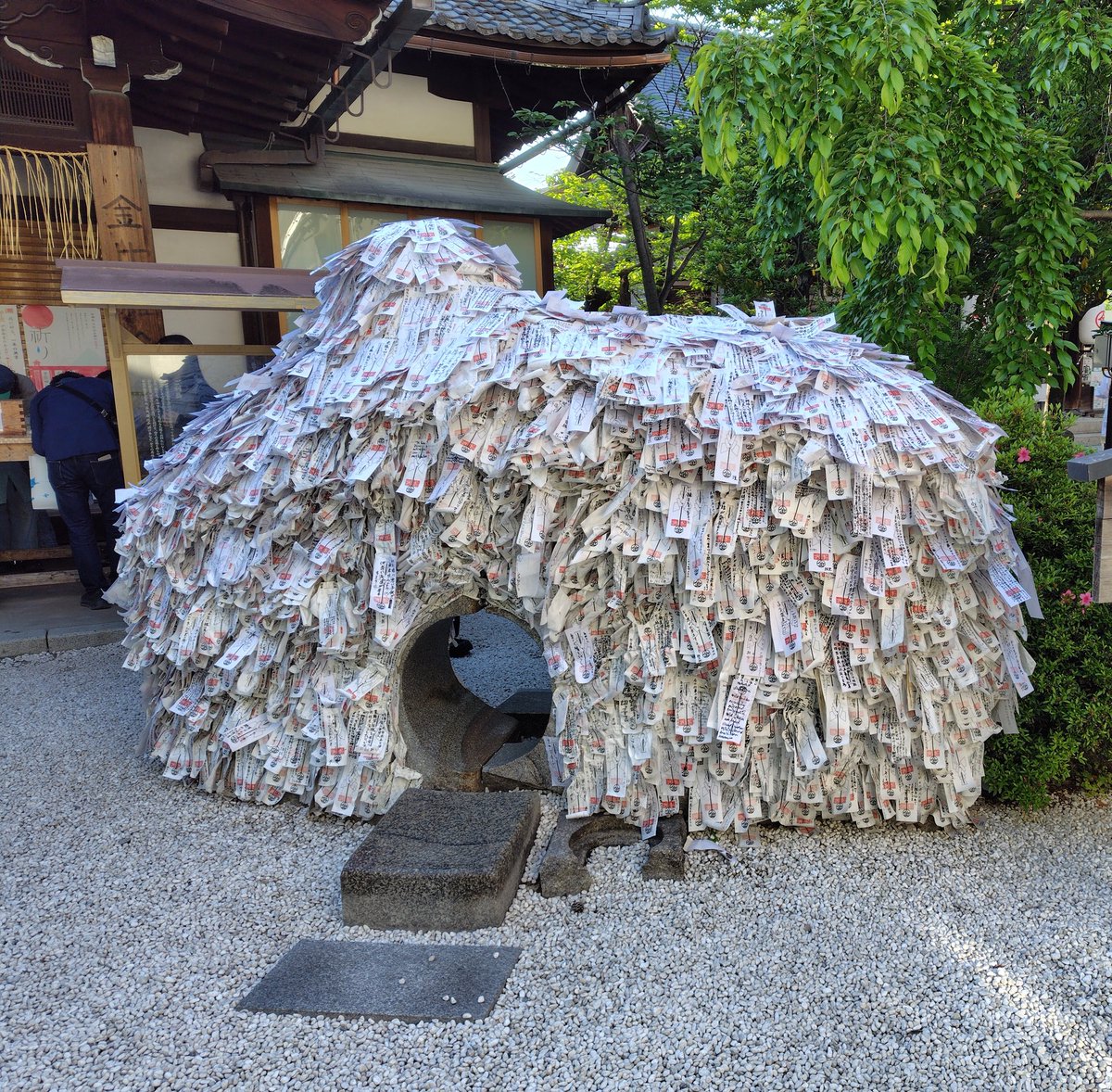udrabaul's tweet photo. 京都の祇園には、安井金比羅宮という縁切り神社がある。
ここに載せられないほど怨念のこもった顔写真付きの絵馬(もはや呪符)あって笑った🤣

相当土地がアレなのか、鳥居をぬけて神社に続く道にラブホが建ってます。 https://t.co/SRVqPhuY46