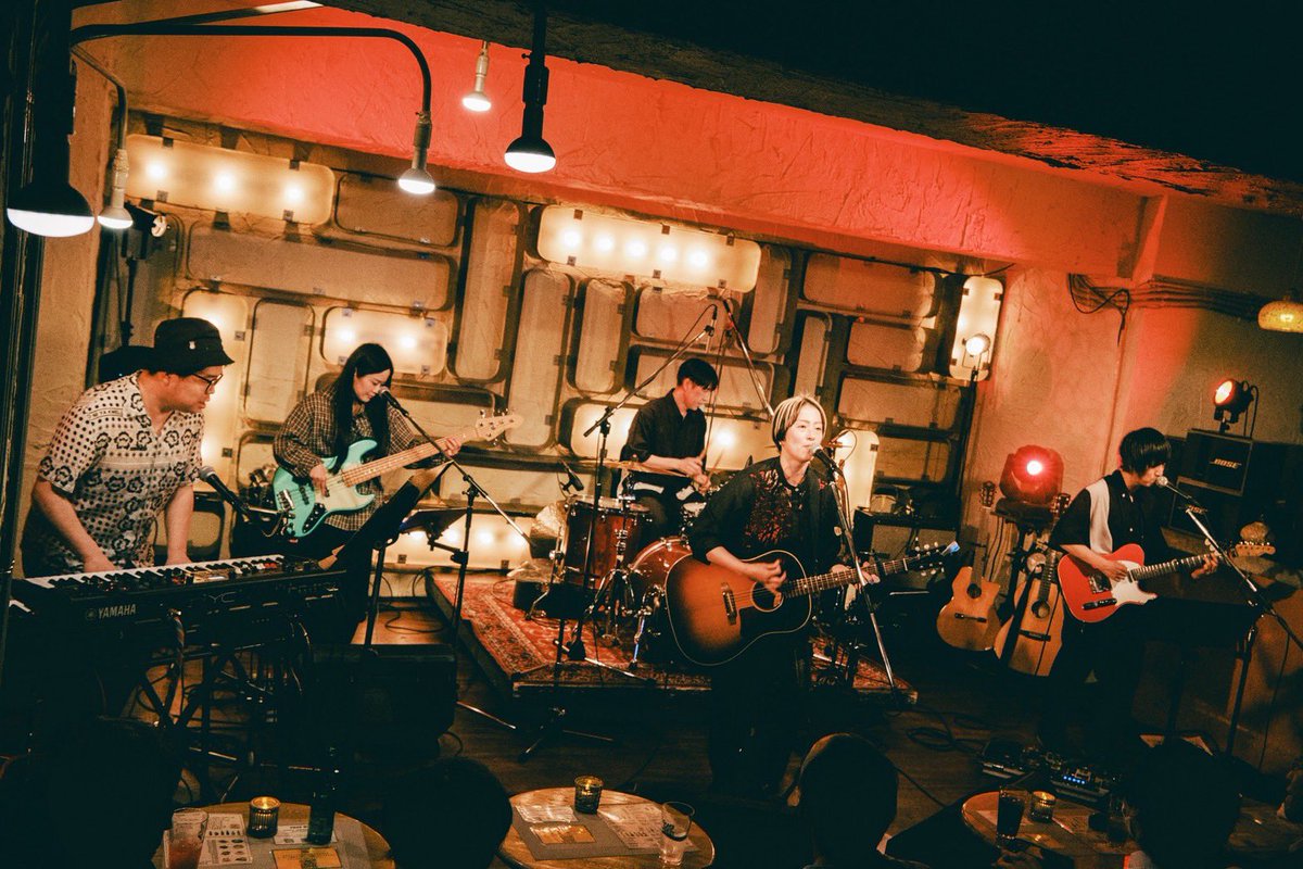 chiharu_mtmr's tweet photo. 昨夜は「産まれた季節がやってきて」東京バンドワンマンでした。
来てくれた方、配信で見てくれた方、メンバーの皆、スタッフの皆さま、ありがとうございました。
本当に幸せな時間だった。魔法のような瞬間の連続だった。

そしてそんな幸福感の中、40歳になりました。
貪欲に生きるぞ！ https://t.co/sAi5wx7m8M