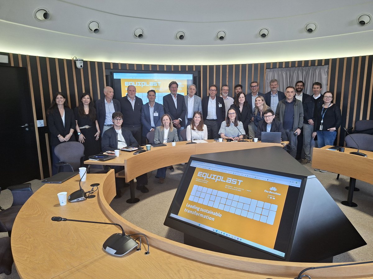 Equiplast's tweet photo. 🤝 El Comité Organizador de #Equiplast26 ha celebrado una nueva reunión de trabajo con el objetivo de ultimar los preparativos de la próxima edición, que tendrá lugar en menos de tres semanas.

El encuentro ha permitido compartir los avances del salón y seguir alineando una propuesta de valor coherente con los retos actuales del sector del plástico y el caucho.

⭐ Equiplast se consolida como la feria de referencia del mercado ibérico, reuniendo a los principales actores de toda la cadena de valor.

🙏 Agradecemos la implicación, la visión estratégica y el compromiso de todos los miembros del comité en el desarrollo de un salón que sigue impulsando la innovación, la circularidad y la competitividad del sector.

¡Nos vemos muy pronto en Equiplast 2026! 🚀