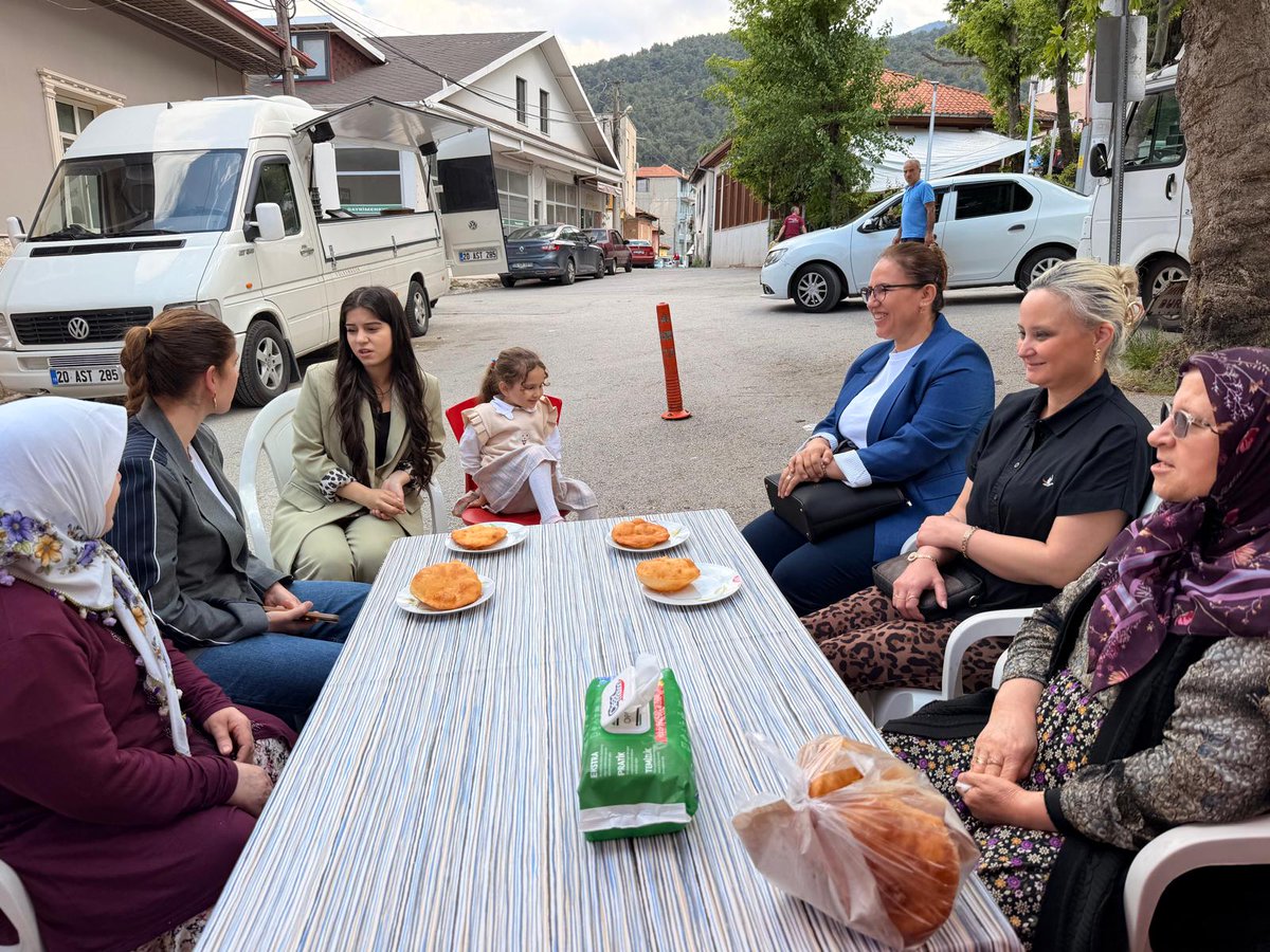 AKKadinDenizli's tweet photo. İl Kadın Kolları Başkanımız @mnevvertekasla1 ve başkan yardımcılarımız, İl Gençlik Kolları Yönetim KÜ Nur Önal ve kıymetli ailesinin market açılışına katıldılar.

Yeni iş yerlerinin hayırlı ve uğurlu olmasını diliyor, Rabbimden bol ve bereketli kazançlar nasip etmesini diliyoruz. https://t.co/zUv8Gdo5kZ