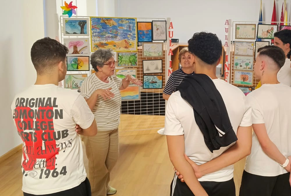 FundDiagrama's tweet photo. Jóvenes del centro educativo 'Las Moreras' de Murcia han disfrutado de la exposición solidaria 'El bosque', organizada por el colectivo artístico @Arrixacarte en el Centro Cultural de El Palmar. 

Miembros de esta asociación explicaron los dibujos expuestos, elaborados por pacientes de la unidad de oncología infantil del Hospital Virgen de la Arrixaca para reflejar sus vivencias, emociones y realidades. Todo el dinero recaudado se destina a @AFACMUR1, entidad que apoya a familias de niñas y niños con cáncer en la Región de Murcia. 

Además, también conocieron el proyecto literario 'El bosque de los 100 caminos' dentro de una jornada de sensibilización muy enriquecedora y positiva.
#cultura #sensibilización #luchacontraelcáncer #solidaridad