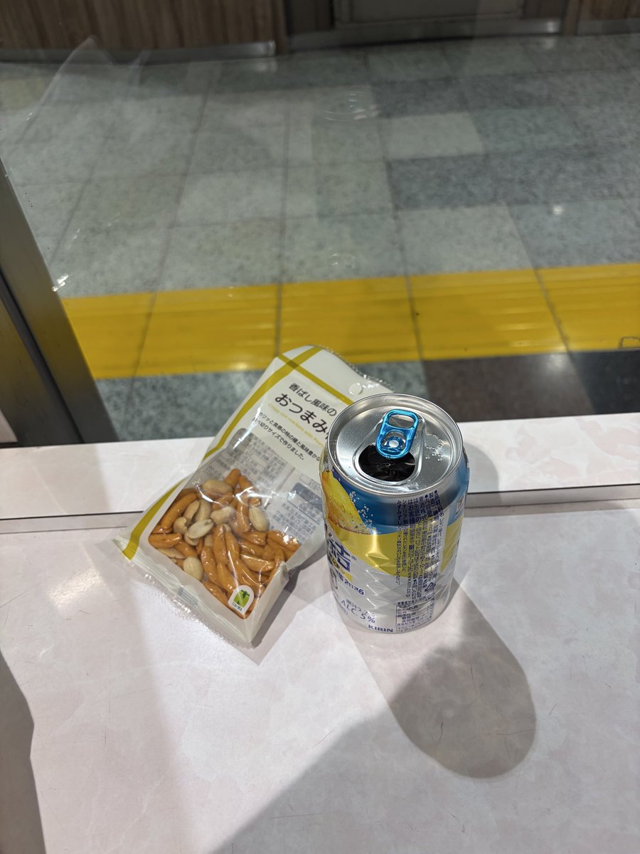Regulusmoon1's tweet photo. ようやく駅に着いた。
バスが来るまで、一杯、やるか！

#駅 
#待合室 https://t.co/bgYLfJGIFl