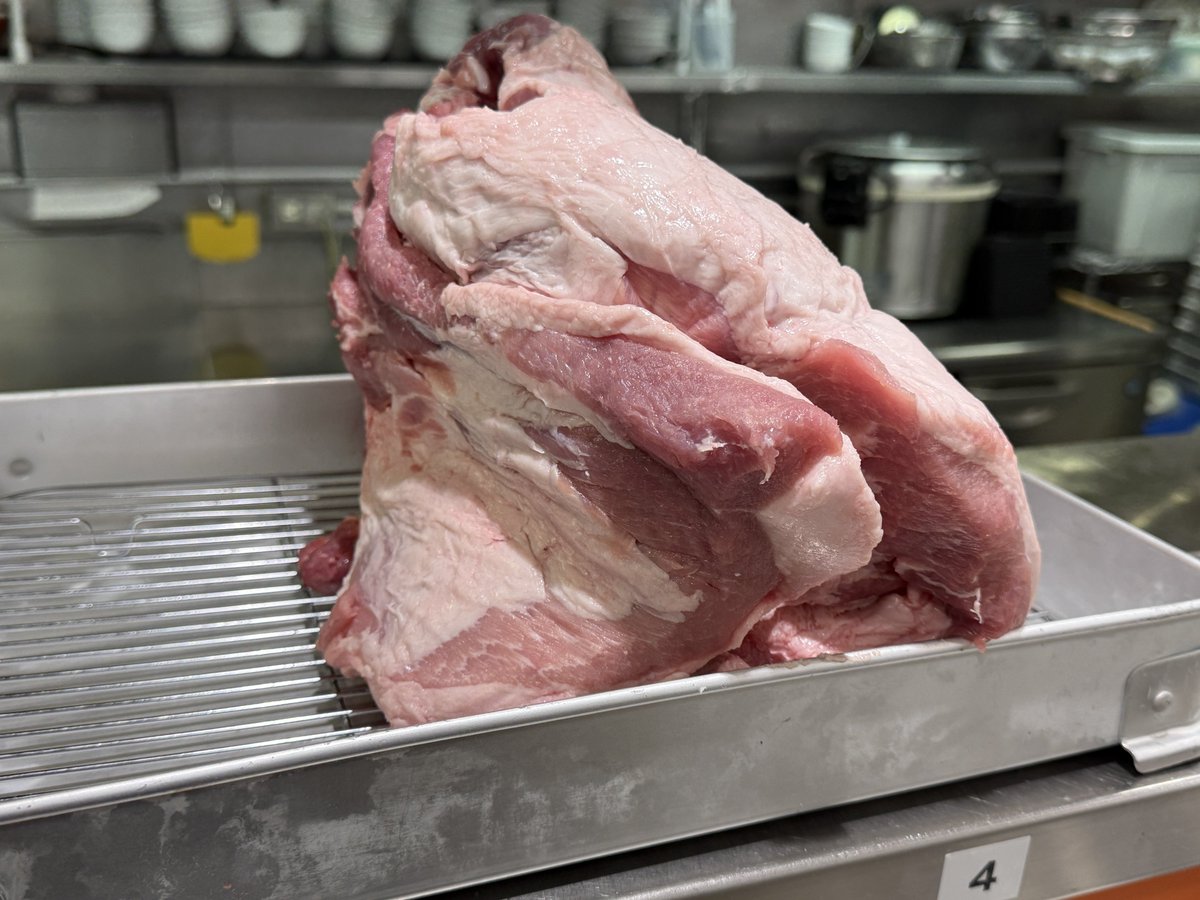 h_gashiyama's tweet photo. 【肉太郎の超本気感謝祭】開催決定…！！

2026年5月21日をもちまして…
餃子の肉太郎が1周年を迎えます！！

そこで…
◆5月23日(土)＆24日(日)◆
で超感謝の周年イベントを開催します！

【イベント内容】
①焼餃子の肉を『北海道・白雲ポーク』に無料アップグレード！
↓
白雲ポークをチルド配送してもらい、フレッシュなのを朝挽き！
旨みが強く、脂が溶ける肉です！

②北海道知内町のブランドニラ『北の華』を使ったニラキムチ販売！
↓
3月のイベントで超大好評だったので、またやります！！
知内町からニラを空輸してもらいます！
日本一うまいニラだと思ってます！

③更に進化した『水餃子』も販売！
↓
更に生地も肉餡も改良した水餃子！
この２日間限定で販売します！

今まで色々イベントやってきましたが…
ここまで豪華なイベントは、多分あまりないと思います！笑

しかもイベント当日は、オペレーションをスムーズにするために、通常の2倍の人員で営業します！

僕たちの超気合い入った、超本気の感謝…
どうか受け止めてください！！