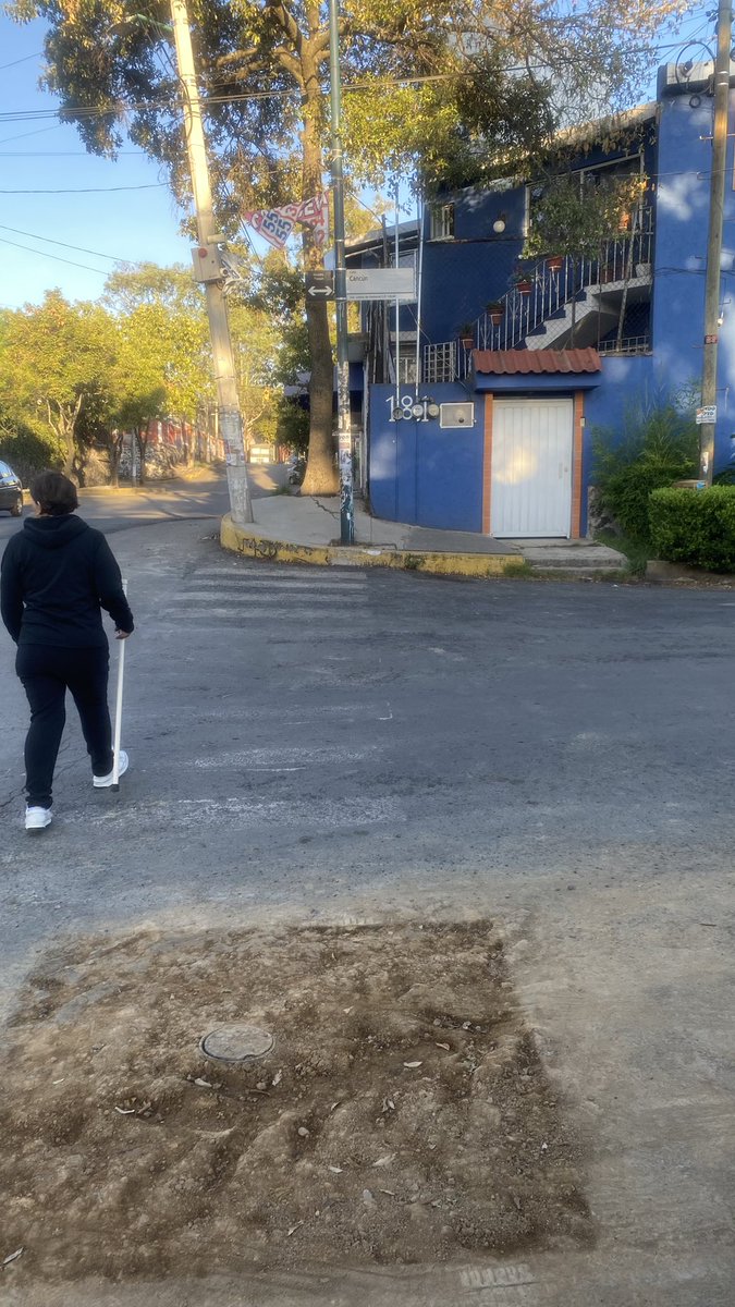 MmiriMiranda's tweet photo. @Gabyosoriohdz @TlalpanAl @TlalpanVecinos @SOBSECDMX todas las calles tienen el mismo “registro” sin terminar, solo se relleno con arena, es muy complicado cerrar bien? Saben que existe algo que se llama cruces peatonales? https://t.co/Sz1HemYgOM