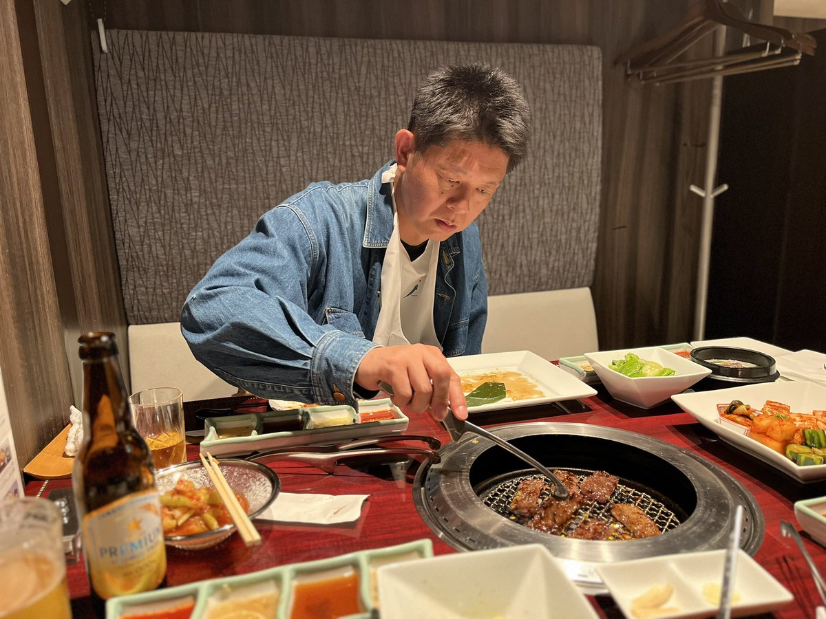 senka_ushidaki's tweet photo. 収録後に兄さんに焼肉に連れて行っていただきました。2時間ひたすらスタッフさんの分も全部焼いてくださり我々は一度もトングに触れていません。お腹いっぱいです。兄さんはたぶん腹ペコです🥹ごちそうさまです。

＃お怪談めぐり https://t.co/bT5UwkzWyO