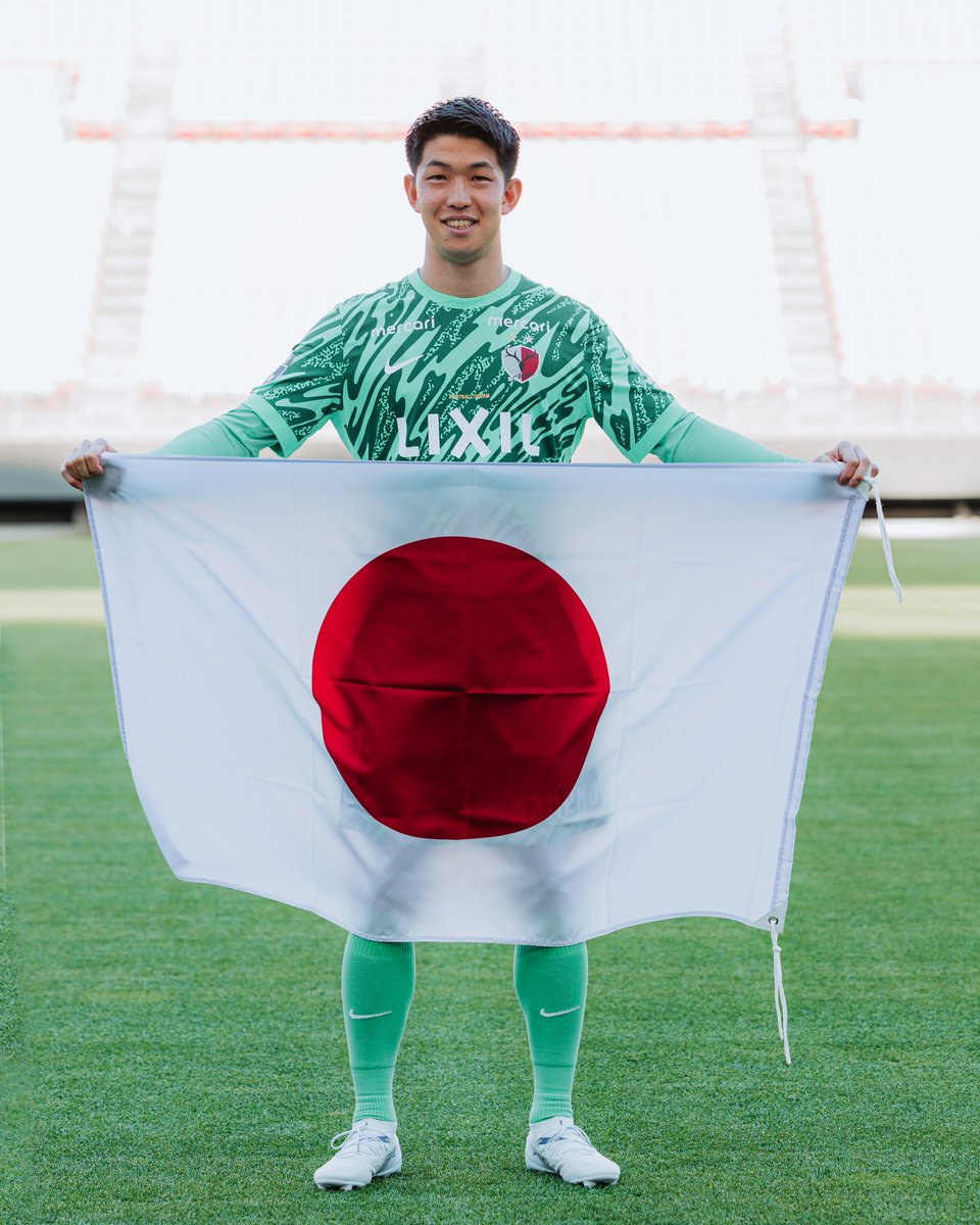 記者会見のあと、メルカリスタジアムのピッチで撮影に応じた #早川友基