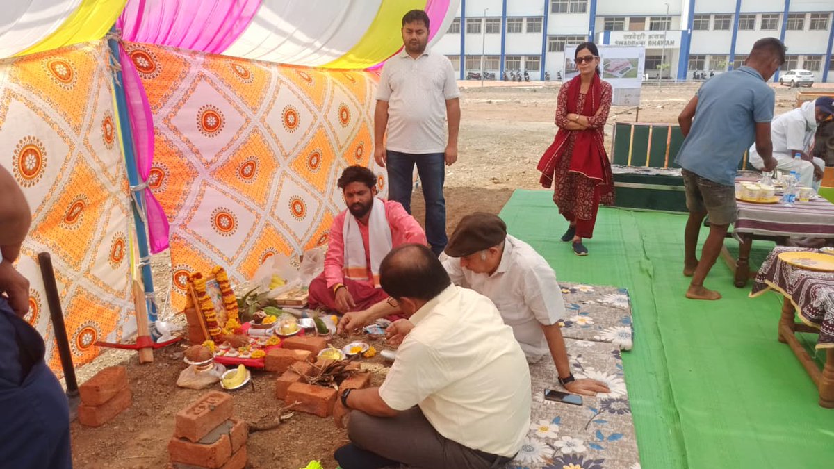 DoctorGour's tweet photo. डॉक्टर हरीसिंह गौर विश्वविद्यालय सागर के वैली कैंपस में विश्वविद्यालय के कुलपति प्रो. वाय. एस. ठाकुर ने भूमि पूजन कर कन्वेंशन सेंटर की आधार शिला रखी. भूमि पूजन में कुलसचिव डॉ. एस. पी. उपाध्याय भी उपस्थित थे. https://t.co/HrWDyMX2Rd