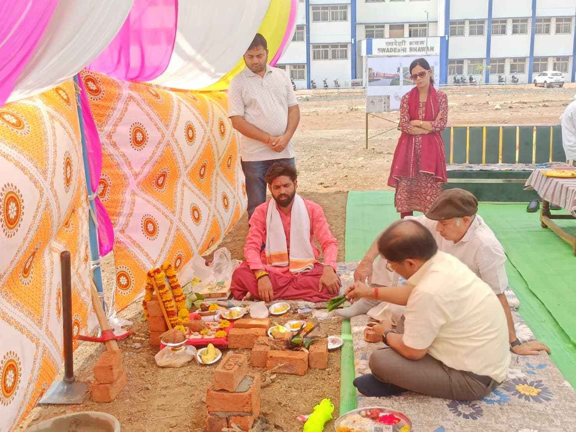 DoctorGour's tweet photo. डॉक्टर हरीसिंह गौर विश्वविद्यालय सागर के वैली कैंपस में विश्वविद्यालय के कुलपति प्रो. वाय. एस. ठाकुर ने भूमि पूजन कर कन्वेंशन सेंटर की आधार शिला रखी. भूमि पूजन में कुलसचिव डॉ. एस. पी. उपाध्याय भी उपस्थित थे. https://t.co/HrWDyMX2Rd