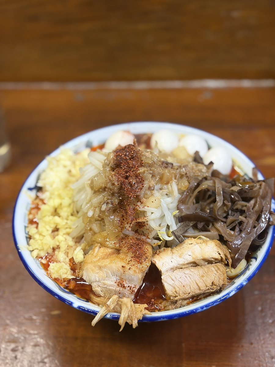 shoki28209145's tweet photo. 蓮爾　新町
限定　辛味噌ラーメン　ニンニクアブラ　　　　　　　1200円
ショウガ　50円
キクラゲ　50円
ウズラ　　100円
白味噌べーすのピリ辛との事、食してみると結構辛くて汗が出ました。ショウガはいいアクセントになります。
豚がちょっと小さめだったのが残念、、、 https://t.co/CZftxJMnys