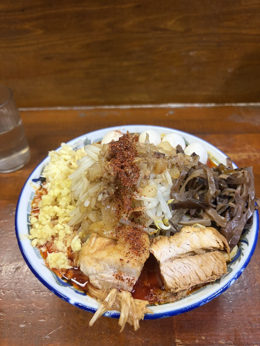 shoki28209145's tweet photo. 蓮爾　新町
限定　辛味噌ラーメン　ニンニクアブラ　　　　　　　1200円
ショウガ　50円
キクラゲ　50円
ウズラ　　100円
白味噌べーすのピリ辛との事、食してみると結構辛くて汗が出ました。ショウガはいいアクセントになります。
豚がちょっと小さめだったのが残念、、、 https://t.co/CZftxJMnys
