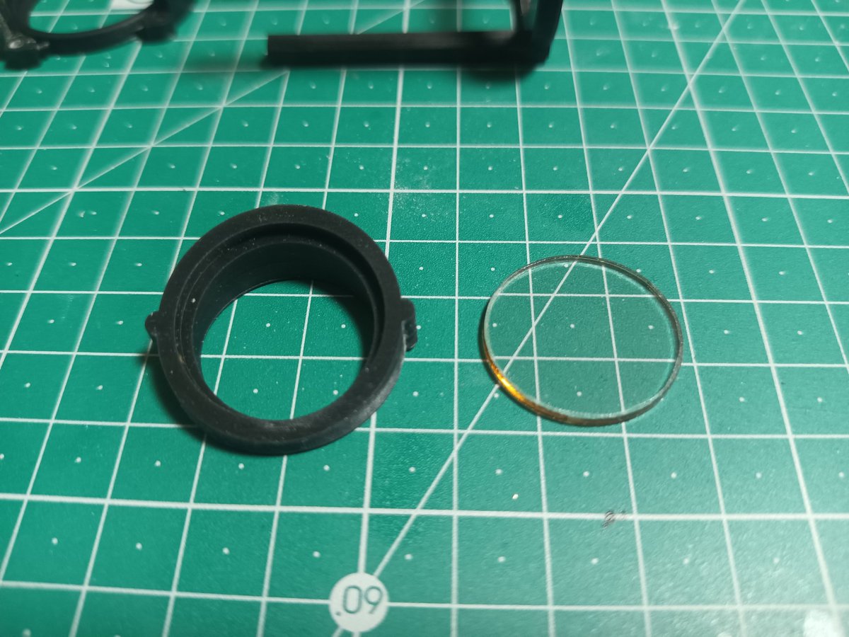 MenBicycle's tweet photo. 組み立てはこんな感じね
まずは25ミリ汎用のポリカレンズをベースにセット、それをレンズホルダー本体に差し込んでください
基本的に、無塗装はバリ取りせずなので頑張って
#ベクターオプティクス 
＃ベクオプ
#vectoroptics 
#paragon 
#パラゴン https://t.co/kaBLexUz5Y