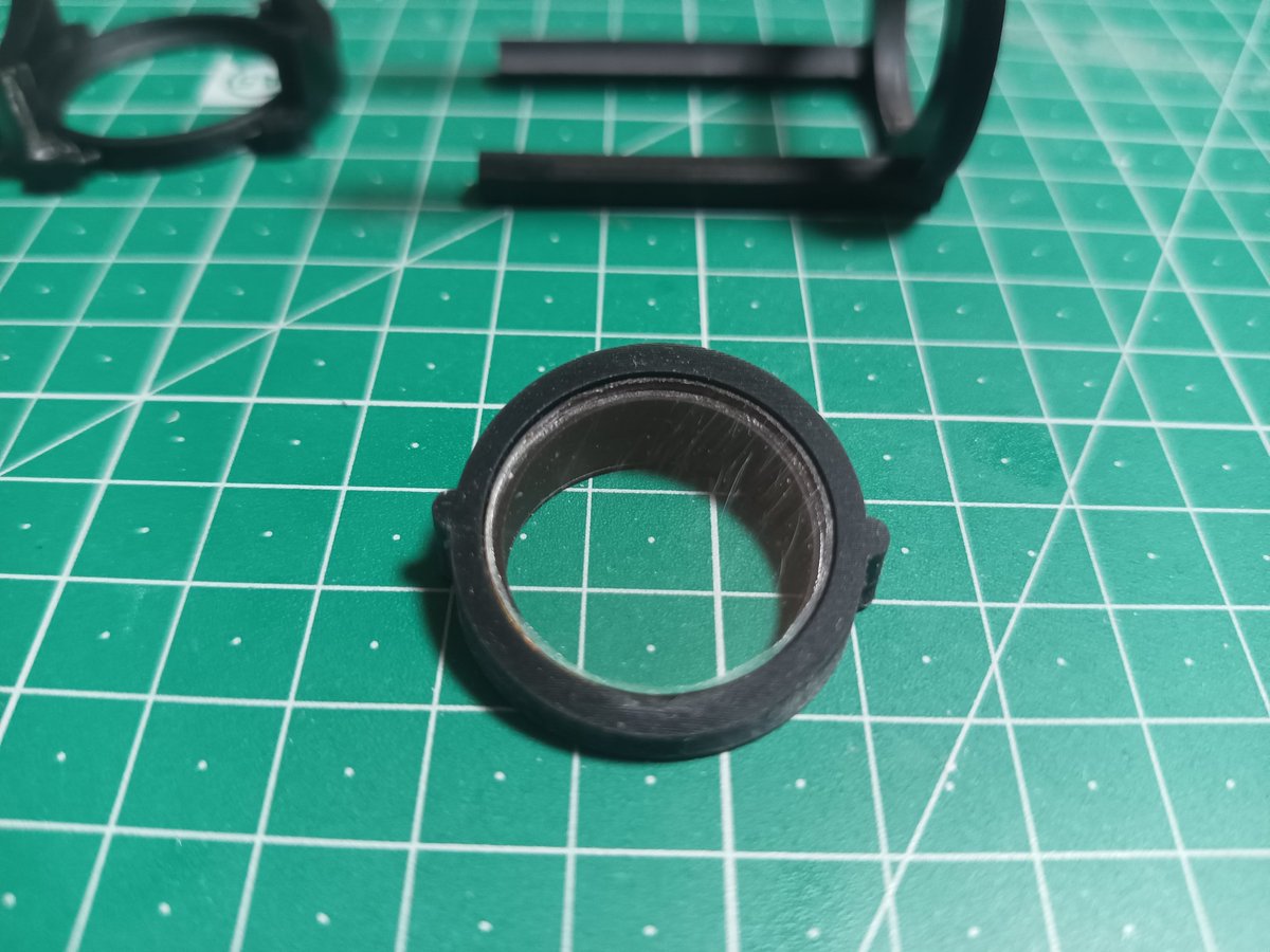 MenBicycle's tweet photo. 組み立てはこんな感じね
まずは25ミリ汎用のポリカレンズをベースにセット、それをレンズホルダー本体に差し込んでください
基本的に、無塗装はバリ取りせずなので頑張って
#ベクターオプティクス 
＃ベクオプ
#vectoroptics 
#paragon 
#パラゴン https://t.co/kaBLexUz5Y