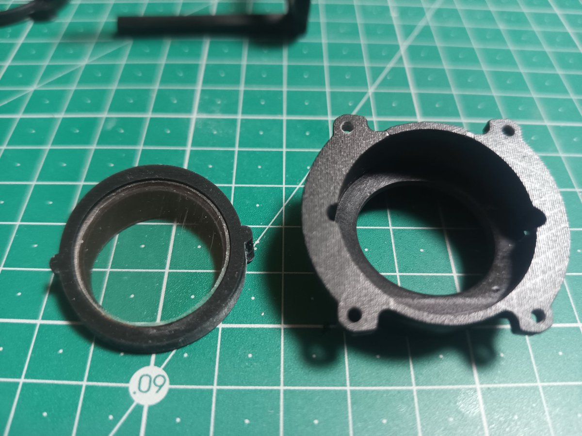 MenBicycle's tweet photo. 組み立てはこんな感じね
まずは25ミリ汎用のポリカレンズをベースにセット、それをレンズホルダー本体に差し込んでください
基本的に、無塗装はバリ取りせずなので頑張って
#ベクターオプティクス 
＃ベクオプ
#vectoroptics 
#paragon 
#パラゴン https://t.co/kaBLexUz5Y