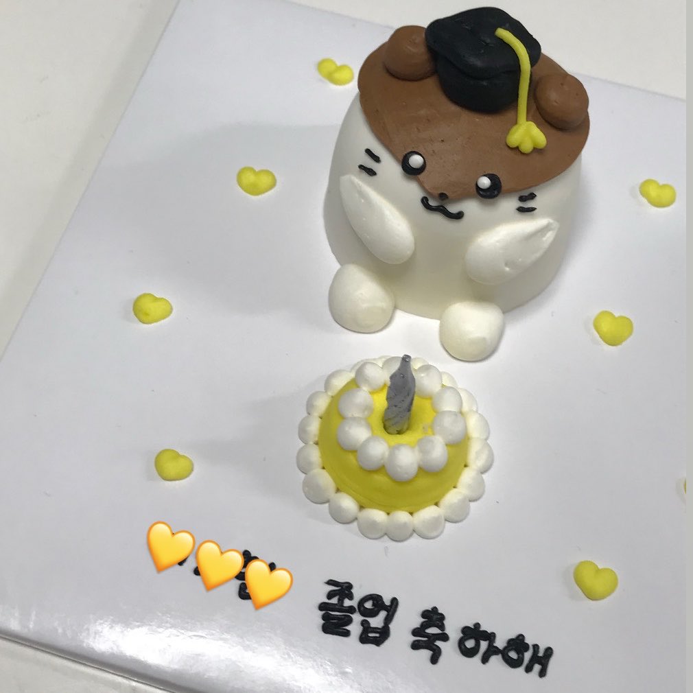 everythingll0ve's tweet photo. 근황: 미취업아동 졸업 —-🎓!! https://t.co/Rn7hQsMDxW