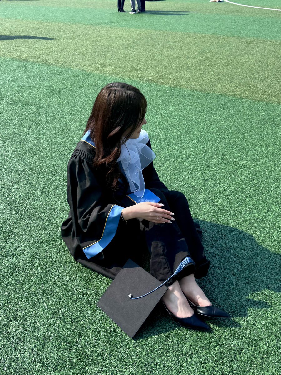 everythingll0ve's tweet photo. 근황: 미취업아동 졸업 —-🎓!! https://t.co/Rn7hQsMDxW