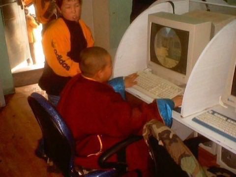 416tunel's tweet photo. Young Mongolian Buddhist monk playing Counter Strike 1.6 in the 2000s https://t.co/gwNkyFTCH1