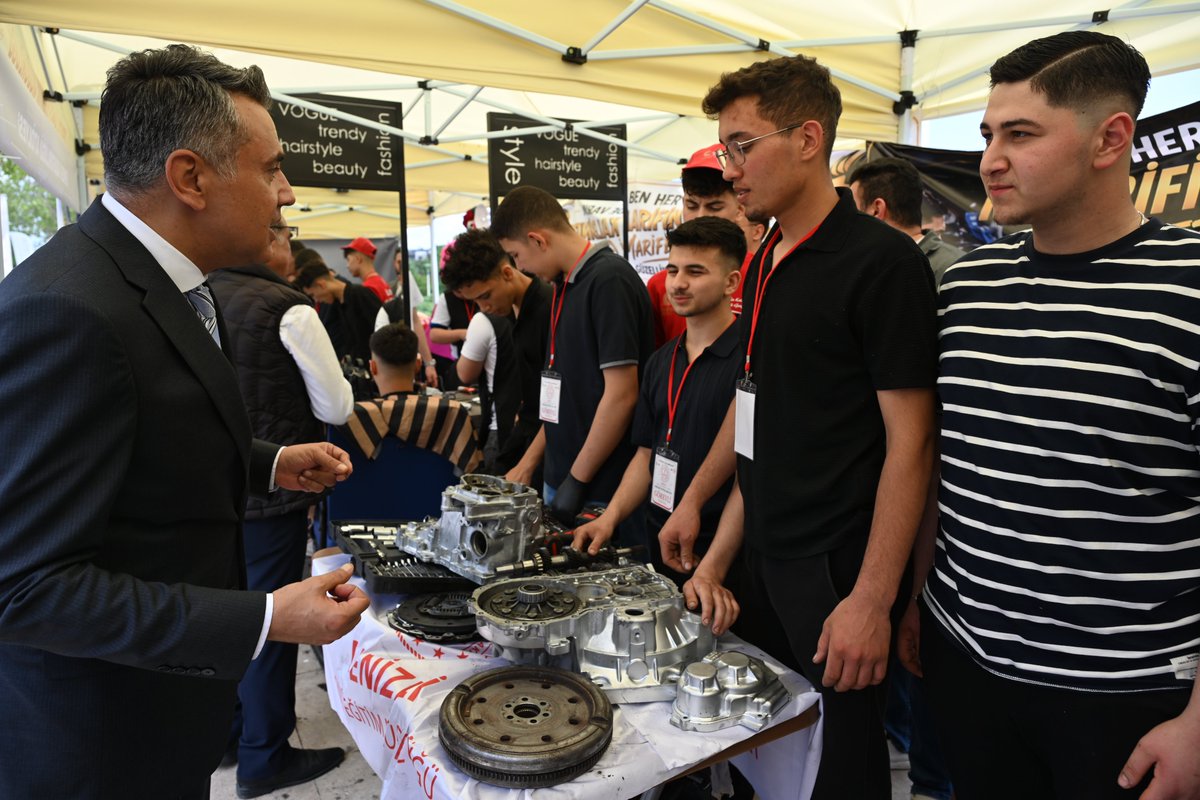 denizlimem's tweet photo. Geleceğin Araçları, Marifetli Ellerde Şekilleniyor! 🏎️🔧

🛠️ Gençlerimiz, motorun sesinden arıza tespitine, şasiden yeni nesil hibrit teknolojilere kadar her detaya hakim.

Ustalıkla teknolojiyi birleştiren öğrencilerimiz, otomotiv sektörünün parlayan yıldızları olmaya hazır. Geleceğin araçları, bu gençlerin ellerinde yükselecek! 🚀💨

#MaarifinKalbindeMarifetliGençlik #GelecekMeslekiEğitimde #benheryerdevarım #MeslekiEğitimŞenliği #ÜretenGençlik #MeslekLisesiMemleketMeselesi #TürkiyeYüzyılı #MaarifModeli
@emre_caliskan

@Yusuf__Tekin
@tcmeb
@tcmeb_mtegm