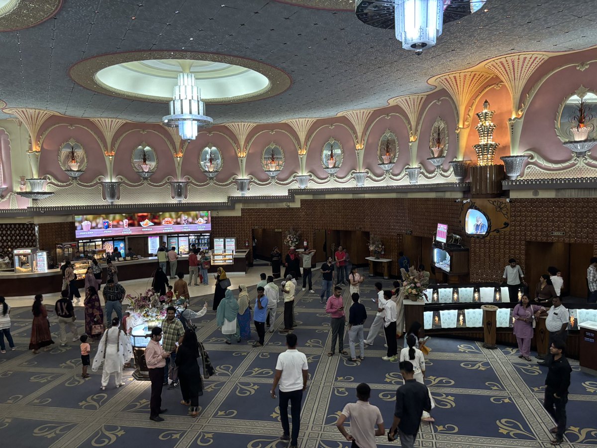 mkmknemuina's tweet photo. 国内外問わず映画館大好きmuttaがフィンランド、海外映画館デビューの私がインドの映画館を推してます📽️🇫🇮🇮🇳 私が行くキッカケになったマガジン『LOCKET』@locketmag も見てほし〜！そしてRAJ MANDIRに行ってほし〜！私もまた行きたいぜ〜！え、次いつ行こう〜？！
 https://t.co/PGQP5A3iqR https://t.co/NOfxNV2Xdy
