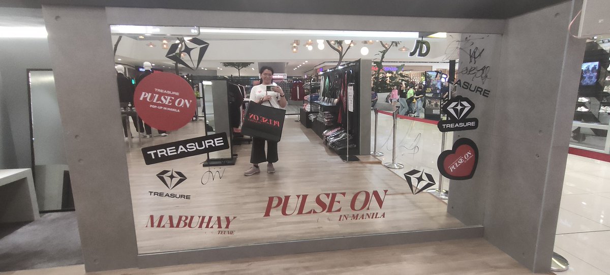 VIPjmdmTEUME's tweet photo. PRESENT!!!! 🫶😍

#TREASURE #PULSE_ON #PULSE_ON_POPUP_MANILA
#트레저 #MallOfAsia #PULSE_ON_POPUP_PH https://t.co/820FqhXSVs