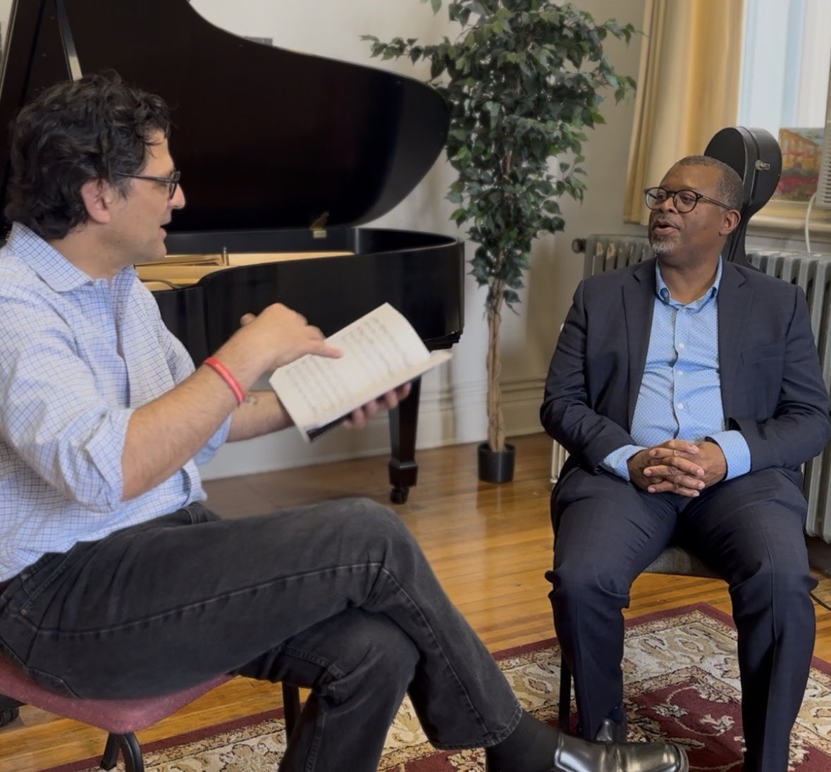 MVVirtuosi's tweet photo. We are looking forward to premiere a new piece by composer James Lee III during our season finale concerts. Yesterday our MD @PeledAmit met with James to discuss the piece. Join us for the concerts: https://t.co/h1GHGhTCWO https://t.co/2TYmrfP2Wv