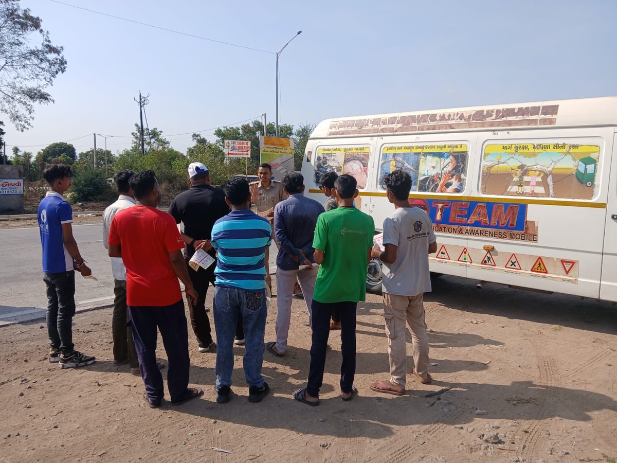 rtosurat's tweet photo. RTO OFFICE SURAT દ્વારા તા: 15-05-2026નારોજ આરટીઓ કચેરી સુરત ના ઇન્સ્પેક્ટર શ્રી દ્વારાં વાહન ચાલકોને રોડ અકસ્માત અટકાવાના ના હેતુસર રોડ સેફ્ટી અંગે માહિતી આપવામાં આવી. જેમાં  રાહવીર/PM-RAHAT યોજના,લેનડ્રાઇવિંગ માટેની સમજણ,ટ્રાન્સપોર્ટ વાહનો પર રેડિયમ રિફલેકટર લગાવામાં આવ્યા. https://t.co/6L5zkdylAK
