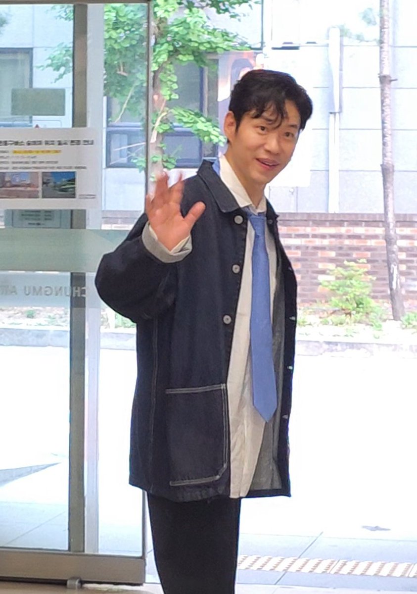 roasted__p's tweet photo. 오늘 아우터 이뻤다고 내가 말 안했나 https://t.co/Pi9C2BfFbS