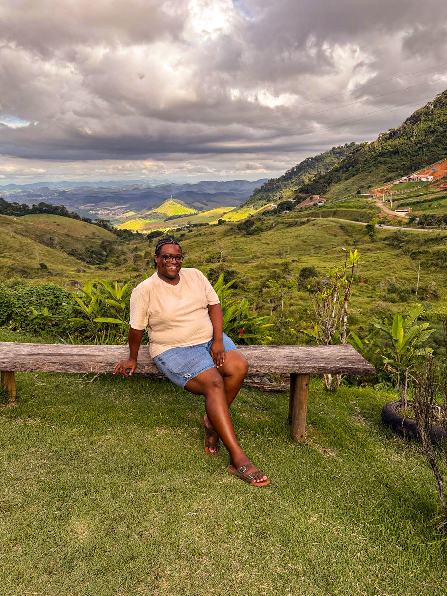 Matt_Dom37's tweet photo. O vento sopra histórias antigas, as montanhas sussurram calma… e eu, no meio disso tudo, me sento em silêncio, sendo poesia onde só se esperava passagem ... #saudadesdemg 🌿⛰️ https://t.co/GwRAgbJPKR