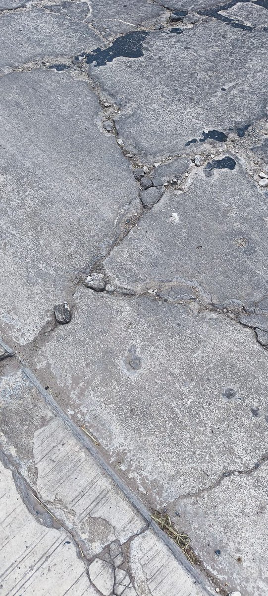 GusDeheza's tweet photo. 🚨 Reclamo urgente al Municipio de Morón  @munimoron  UGC5 🚨

Reclamo N° 421896

Reitero públicamente la exigencia de repavimentación inmediata de la calle Isabel P. de Pardo. No se trata de una cuestión estética: es un peligro real y latente.

Los vecinos hemos llegado al absurdo de “normalizar” que nuestros autos terminen en el taller una y otra vez por daños en el tren delantero. Pero ahora la situación escaló: las piedras que se desprenden del asfalto son proyectiles. Las ruedas de los vehículos las muerden y las lanzan contra otros autos, viviendas y —en el peor de los casos— contra personas.

Hasta hoy, no hay víctimas que lamentar, pero la tragedia está a un paso. La reparación es #URGENTE. No podemos esperar a que el municipio actúe recién cuando haya sangre en las calles.

👉 Morón necesita respuestas, no excusas. 
👉 Los vecinos merecemos seguridad, no parches. 
👉 La calle Isabel P. de Pardo exige acción inmediata.