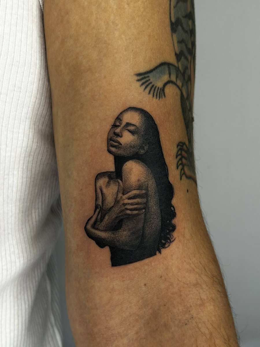 deboritz's tweet photo. Ontem eu tatuei essa capa de um álbum da Sade ✨ https://t.co/P75KNbchIg
