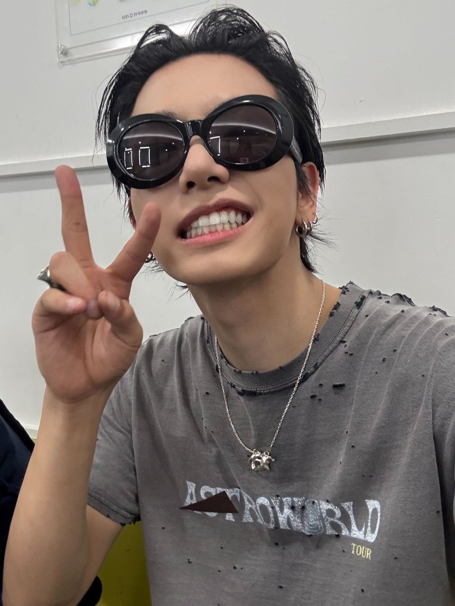 봉 tweet media