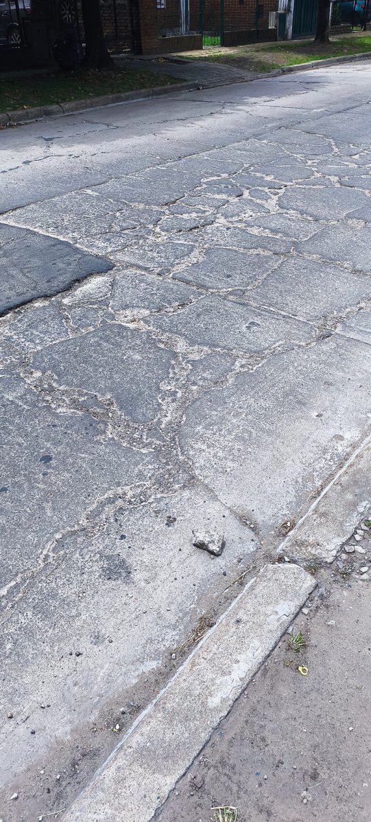 GusDeheza's tweet photo. 🚨 Reclamo urgente al Municipio de Morón  @munimoron  UGC5 🚨

Reclamo N° 421896

Reitero públicamente la exigencia de repavimentación inmediata de la calle Isabel P. de Pardo. No se trata de una cuestión estética: es un peligro real y latente.

Los vecinos hemos llegado al absurdo de “normalizar” que nuestros autos terminen en el taller una y otra vez por daños en el tren delantero. Pero ahora la situación escaló: las piedras que se desprenden del asfalto son proyectiles. Las ruedas de los vehículos las muerden y las lanzan contra otros autos, viviendas y —en el peor de los casos— contra personas.

Hasta hoy, no hay víctimas que lamentar, pero la tragedia está a un paso. La reparación es #URGENTE. No podemos esperar a que el municipio actúe recién cuando haya sangre en las calles.

👉 Morón necesita respuestas, no excusas. 
👉 Los vecinos merecemos seguridad, no parches. 
👉 La calle Isabel P. de Pardo exige acción inmediata.