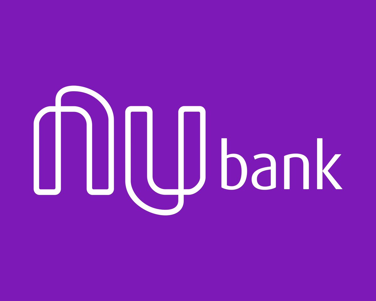 ClaudeAnalytics's tweet photo. Nu Holdings #ROXO34 $NU | 1T26 🧵
Banco digital em modo de aceleração. Crescimento impressionante. Crédito pesando.

📊 Receita total: $4,97 bi (+53% vs 1T25)
✅ Margem bruta: 37,5% — forte expansão
💰 Lucro operacional (EBIT): ~$956 mi
💚 Lucro líquido: $871 mi (+56% vs 1T25)
📈 LPA diluído: $0,1776 (+56% vs $0,1139)
A máquina de receita está funcionando muito bem. Juros sobre cartão de crédito e empréstimos cresceram quase 60% ano a ano. O Nu virou um banco de verdade — e está sendo remunerado como tal.

Receita por fonte:
💳 Juros — cartão de crédito: $1,56 bi (+64%)
🏦 Juros — empréstimos: $1,60 bi (+59%)
🏧 Juros — outros ativos: $650 mi (+57%)
🪙 Tarifas e comissões: $693 mi (+34%)
O crescimento de empréstimos pessoais está acelerando mais rápido que o cartão — sinal de expansão do mix de produtos.

Balanço:
🏛️ Total de ativos: $77,5 bi
💵 Caixa e equivalentes: $13,9 bi
📋 Recebíveis de cartão: $20,2 bi
🏦 Empréstimos a clientes: $11,0 bi
💰 Depósitos totais: $42,4 bi (principal funding)
📊 Patrimônio líquido: $12,6 bi

O elefante na sala — inadimplência e provisão:
⚠️ Perda de crédito esperada (ECL): $1,72 bi no trimestre (+76% vs 1T25)
📦 Estoque total de ECL acumulada: $6,1 bi
🔴 Índice de cobertura cartão: 17,1% (vs 16,2% no 4T25) — subindo
😰 Carteira Stage 3 (crédito em default): 9% dos recebíveis de cartão e 6,3% dos empréstimos
O crescimento da carteira de crédito está vindo com custo. A provisão cresceu mais rápido que a receita financeira. Cada real novo emprestado está vindo com mais risco embutido — especialmente nas faixas de PD acima de 20%, que já representam 24,6% da carteira de cartão.

Custo de funding:
💸 Despesas financeiras totais: $1,27 bi
🏦 Juros sobre depósitos: $1,13 bi — dominante
📉 Spread bruto implícito: expressivo, mas comprimido pelo custo de inadimplência
O funding via RDB (recibos de depósito bancário) a 100% do CDI é o core do modelo. Com CDI brasileiro elevado, isso pressiona margens — e o Nu não tem isenção.

Eficiência operacional:
🖥️ Infraestrutura + dados: $157 mi
👥 Salários + benefícios: $168 mi
📊 G&A total: $492 mi (+70% vs 1T25)
🎨 Marketing: $53 mi — contido para o tamanho da operação
As despesas operacionais cresceram 74% — bem acima da receita. O Nu ainda está em fase de investimento pesado em infraestrutura e headcount. Não é necessariamente ruim, mas é um alerta sobre alavancagem operacional futura.

Tributação — surpresa positiva:
🧾 Lucro antes do IR: $954 mi
📉 Imposto efetivo pago: $83 mi — alíquota efetiva de apenas ~8,7%
💡 Motivo: benefícios fiscais em subsidiárias internacionais + juros sobre capital próprio (JCP) no Brasil + créditos diferidos das provisões de crédito
Sem esse benefício fiscal, o lucro seria consideravelmente menor. Isso não é trucagem — é estrutural no modelo brasileiro — mas é importante entender que a alíquota nominal é 40% e a efetiva foi 8,7%. Dever�� se normalizar gradualmente.

Expansão geográfica:
🇧🇷 Brasil: $3,59 bi de receita (+53%)
🇲🇽 México: $289 mi de receita (+97%) — acelerando forte
🌎 Outros: $77 mi
México é a grande aposta de crescimento. Em abril de 2025 recebeu aprovação para virar banco pleno no país — o que deve destravar crédito mais robusto na operação mexicana nos próximos trimestres.
🇺🇸 EUA: aprovação condicional do OCC em janeiro de 2026 para formar um banco nacional. Se concretizado, abre mercado gigantesco para produtos de depósito, cartão, crédito e custódia de ativos digitais.

Fluxo de caixa — ponto de atenção:
🔴 FCO: -$1,21 bi (negativo no trimestre)
📋 Principal culpado: crescimento acelerado de carteira ($4,2 bi em novos recebíveis de cartão + $3,8 bi em novos empréstimos)
✅ Isso é esperado numa fintech em expansão — caixa negativo por originar crédito, não por ineficiência operacional
O caixa caiu de $15 bi para $13,9 bi no trimestre. Não é sinal de fraqueza — é sinal de que estão colocando dinheiro pra trabalhar. A posição ainda é confortável.