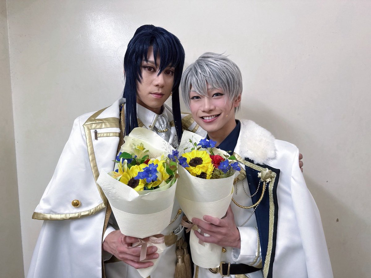 nattu515's tweet photo. 舞台『魔法使いの約束』
きみに花を、空に魔法を　後編
本日もご来場ありがとうございました！
30歳一発目の舞台！
最高のスタートが切���ました！
まほステカンパニーのみんなにお祝いしていただきました✨本当に感謝です。
誕生日と出身地が同じオズアサ✨運命✨
明日もお待ちしています！
#まほステ https://t.co/QGdItSCqCM