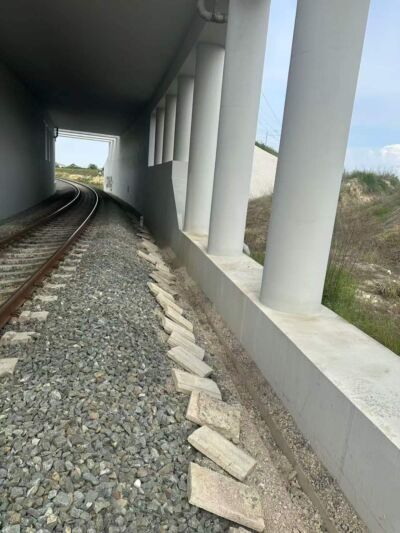 Inf_zel_Srb's tweet photo. Нова крађа каблова на брзој прузи код Сајлова, поново сметње у саобраћају возова. Више на: https://t.co/A1bENAKI6Y https://t.co/pQ88UQBTIJ