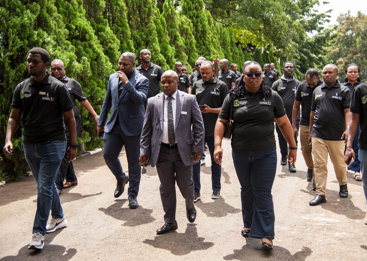 RwandaAgri's tweet photo. Mu gutangira iki gikorwa, abayobozi n'abakozi ba MINAGRI n'ibigo biyishamikiyeho basuye Ingoro y’Amateka y’Urugamba rwo Guhagarika Jenoside iri mu Ngoro y'Inteko Ishinga Amategeko y'u Rwanda. 
#Kwibuka32 https://t.co/PL7uxBqjMw