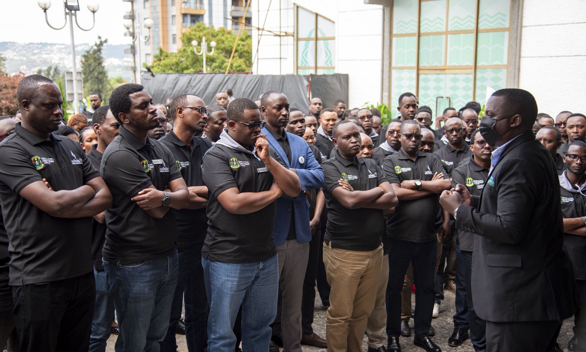 RwandaAgri's tweet photo. Mu gutangira iki gikorwa, abayobozi n'abakozi ba MINAGRI n'ibigo biyishamikiyeho basuye Ingoro y’Amateka y’Urugamba rwo Guhagarika Jenoside iri mu Ngoro y'Inteko Ishinga Amategeko y'u Rwanda. 
#Kwibuka32 https://t.co/PL7uxBqjMw