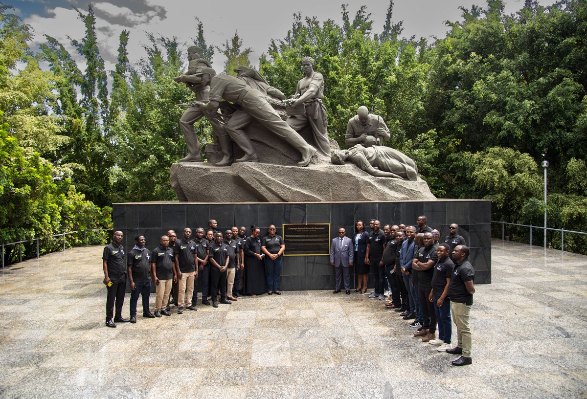 RwandaAgri's tweet photo. Mu gutangira iki gikorwa, abayobozi n'abakozi ba MINAGRI n'ibigo biyishamikiyeho basuye Ingoro y’Amateka y’Urugamba rwo Guhagarika Jenoside iri mu Ngoro y'Inteko Ishinga Amategeko y'u Rwanda. 
#Kwibuka32 https://t.co/PL7uxBqjMw